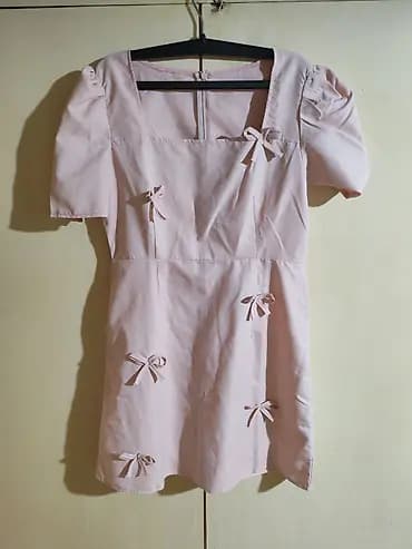 Ružičasta haljina sa mašnama - Kroj: mini/iznad kolena, blago