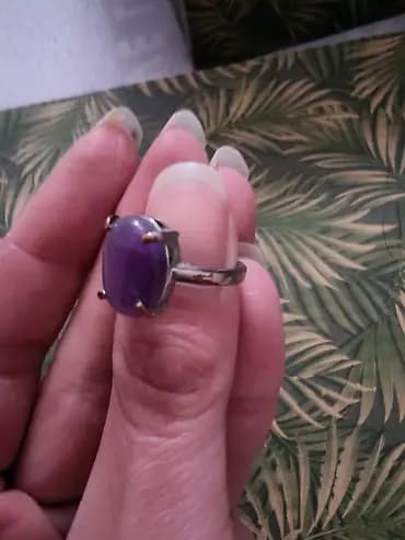 Srebrni prsten sa ljubičastim kamenom (kabošon) - Klasična svedena