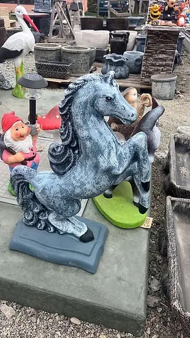 Dekorativna baštenska figura – konj na zadnjim nogama - Materijal
