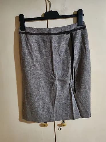 Suknja od tkanog štofa do kolena, siva melirana sa sitnim tačkicama u