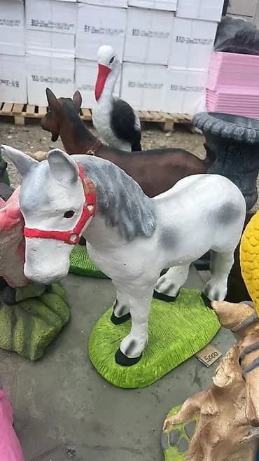 Dekorativna baštenska figura – magarac na postolju - Materijal