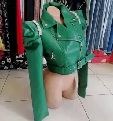 Savršena nova jakna
Vel S
Novo
Uvoz Francuska