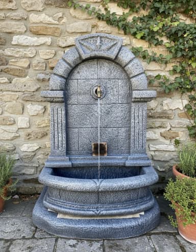Betonska Česma „Toskana“ – siva boja Rustični duh Italije u Vašem