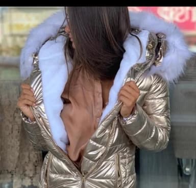 Jakna savršena Iznutra je cela postavljena krznom VRHUNSKI kvalitet i