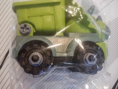 Igračka koja ima alat šrafciger i ključ tako da se vaše dete može