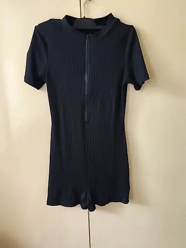 Crni ženski kratki kombinezon sa rajsferšlusom napred - Model