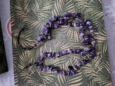 - Ogrlica od komadića prirodnog ametista u nijansama ljubičaste