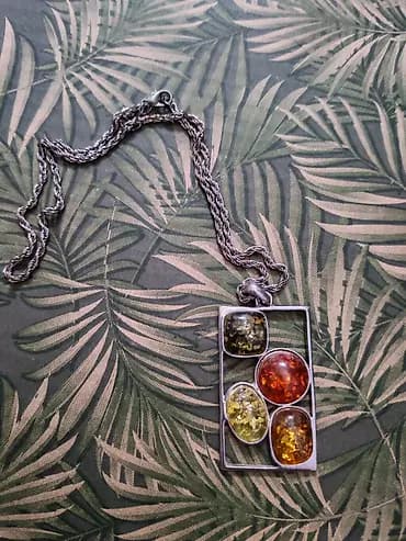 Srebrna ogrlica sa privjeskom od ćilibara - Materijal: srebro (lančić