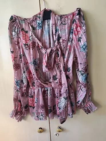 Ženska bluza sa cvetnim printom - Boja: puder roze sa diskretnim