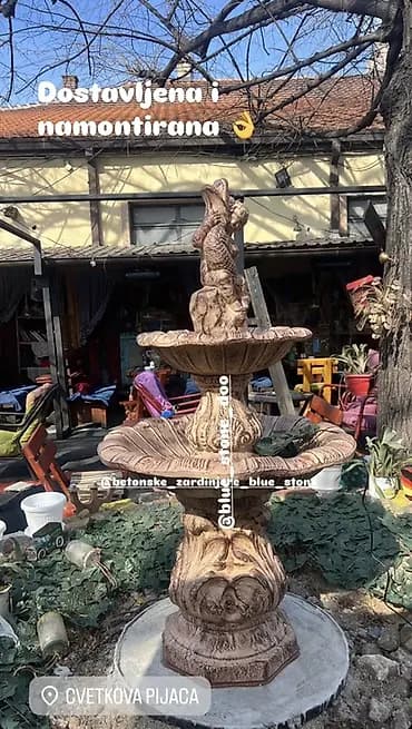 Betonska baštenska fontana sa dvostrukim nivoima i skulpturom ribe na