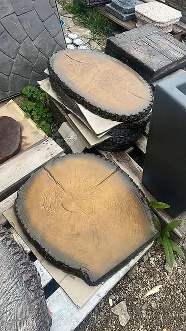 Dekorativne betonske ploče u obliku preseka drvenog stabla. -
