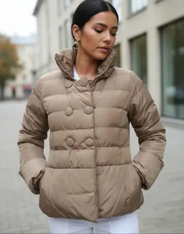 Prelepa jakna malo nošena
Divan model
UVOZ Pariz
Povoljno