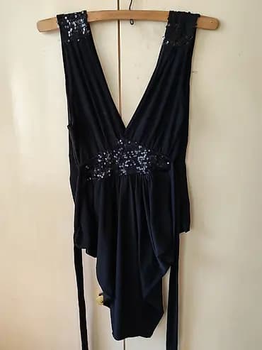 Elegantna crna večernja haljina bez rukava sa dubokim V izrezom