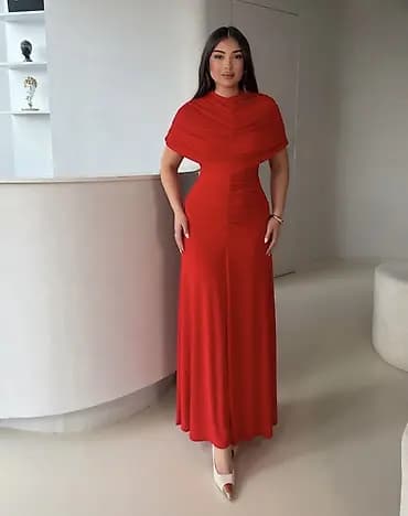 ✅Elegantna duga večernja haljina sa efektom pelerine
✅2650 din