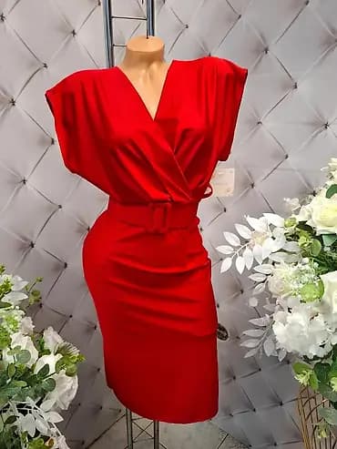 Elegantna crvena haljina midi dužine sa preklopljenim V-izrezom. Model