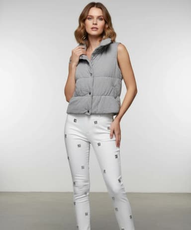 Ženska pufna prsluk-jakna bez rukava, siva. - Kroj: kraći, blago