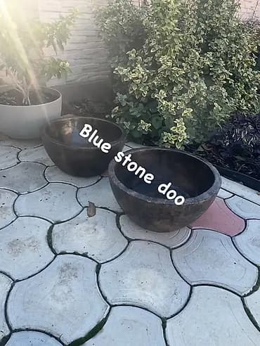 Dekorativne baštenske posude – okrugle, duboke činije od tamnog