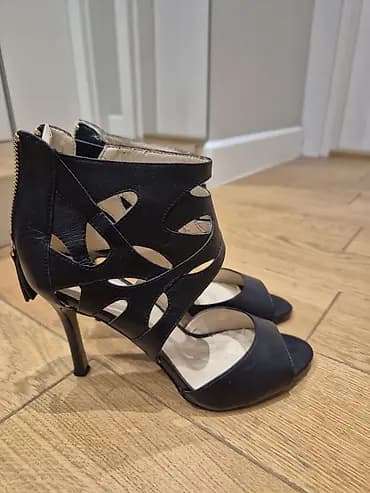 Nine West crne sandale na štiklu - Dizajn: elegantne sandale sa