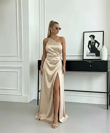 Elegantna ženska maksi haljina sa jednim ramenom, izrađena od