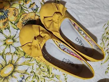 Ženske baletanke u jarko žutoj boji sa mašnom na špicu. Gornjište sa