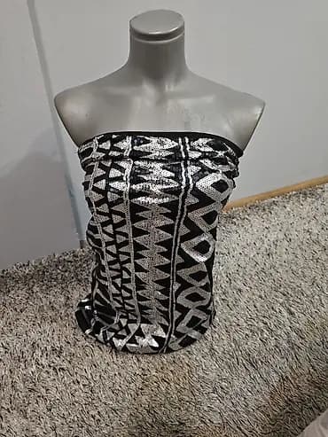 Sjajna strapless/“bandeau” mini haljina sa šljokicama S, M vel -