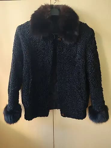 Ženska bunda/jakna od crnog karakul krzna sa bogatim krznenim