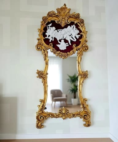 Ogledalo u stilu rokokoa u pozlati sa motivima andjela koji su bili