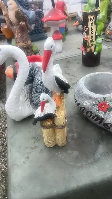 Dekorativna figura za dvorište – rode na drvenim stubovima -