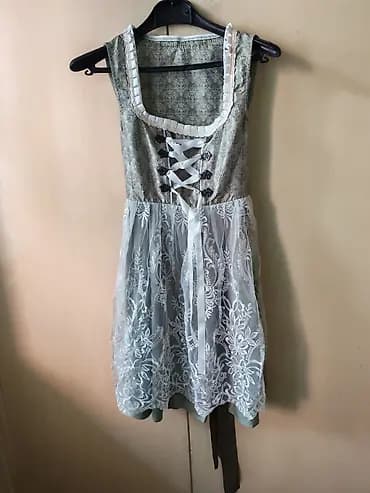 Tradicionalna dirndl haljina u svetlozelenoj nijansi sa bogatim