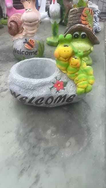 Dekorativna saksija/posuda za baštu sa natpisom “WELCOME”. Izrađena od