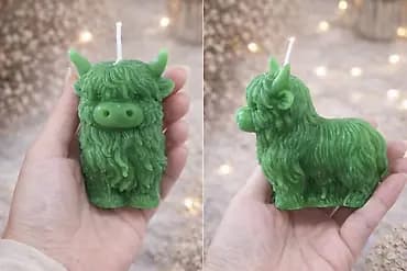 Dekorativna sveća u obliku krznatog goveda (Highland cow), zelene