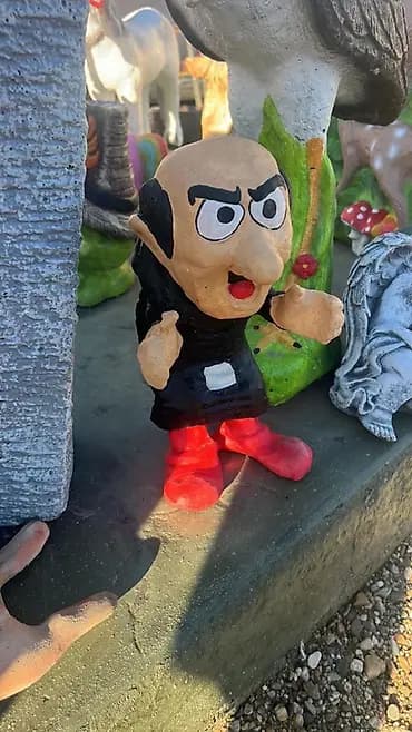 Dekorativna baštenska figura – lik iz crtanog filma, ručno oslikana