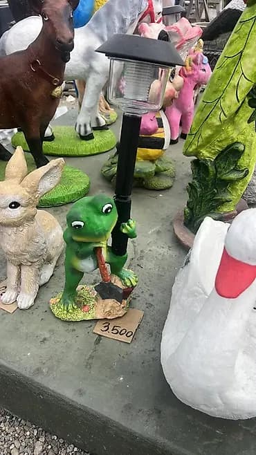 Baštenska dekorativna figura – žaba sa lampom - Materijal: odlivena