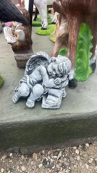 Dekorativna baštenska figura – anđeo koji spava - Materijal