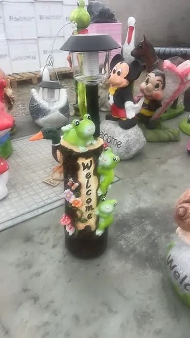 Dekorativna baštenska figura „Welcome” – panj sa žabicama -