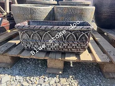 Dekorativna pravougaona žardinjera od kamena/terakote sa reljefnim