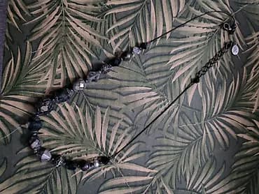 Ogrlica sa perlama u tamnosivim i crnim tonovima. Kombinacija