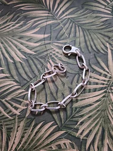 Srebrna narukvica sa karikom - Materijal: metal u srebrnoj boji -