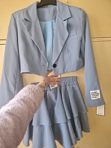 Dvodijelni ženski komplet – svetloplave boje - Gornji deo: skraćeni