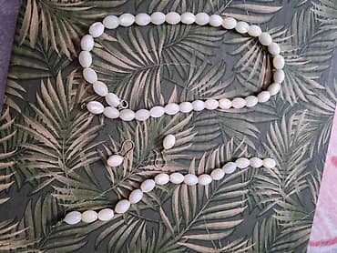 Komplet nakita od belih perli - Sastav kompleta: ogrlica, narukvica i