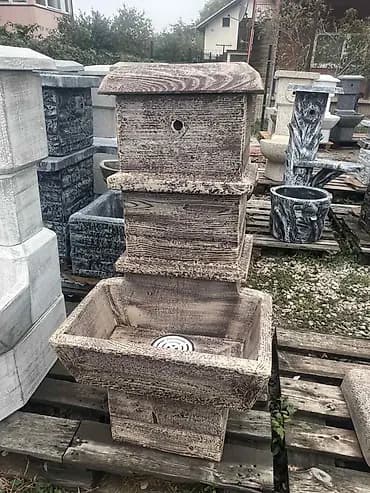 Dekorativna baštenska fontana/česma od betona sa efektom rustičnog