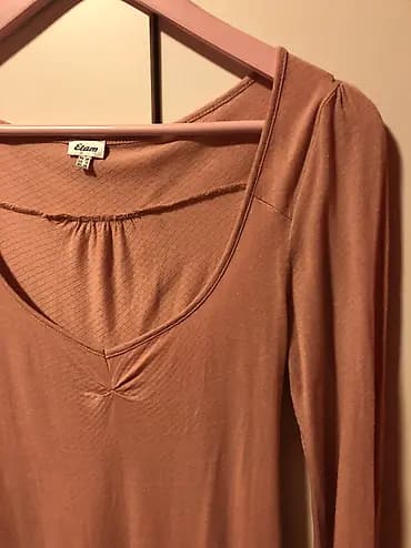 Etam bluza, puder roze boje, bozansvenog materijala, divan izrez i