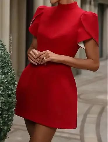 Elegantna mini haljina sa kratkim rukavima i visokim ovratnikom. Kroj