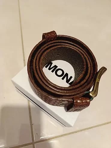 Mona kožni kaiš – braon, reljefni uzorak, masivna kopča - Materijal
