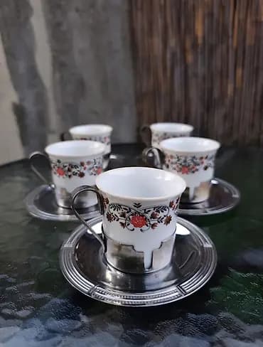 Set od 5 šoljica za kafu/espreso sa tacnama - Materijal: bela