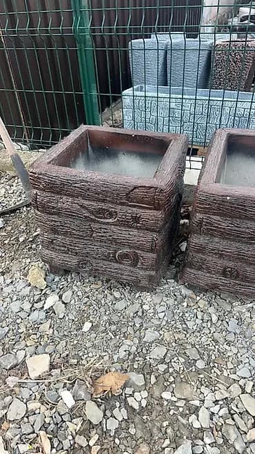 Dekorativna betonska žardinjera kvadratnog oblika sa teksturom drveta