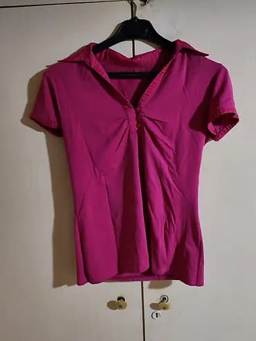 Ženska majica kratkih rukava u fuksija/ružičastoj boji. Model sa polo