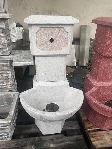 Dekorativna baštenska fontana od veštačkog kamena (teraco). -