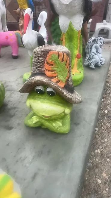 Dekorativna baštenska figura – žaba s šeširom - Materijal: liveni