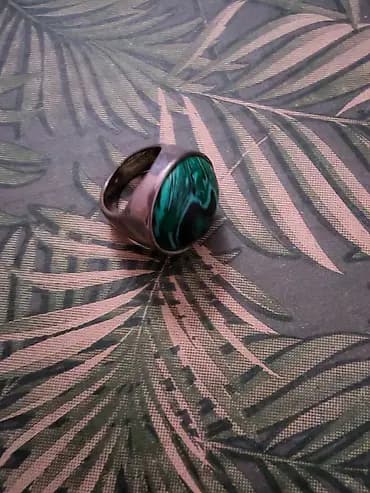 Prsten sa zelenim kamenom (malahit stil) - Materijal prstena: metal u